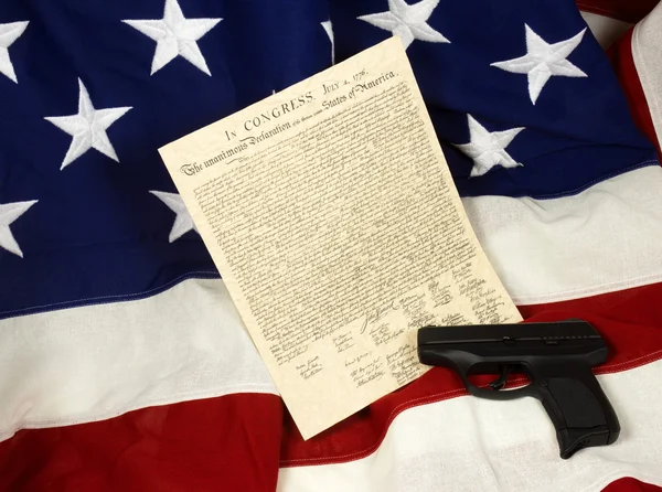 Declaration of Independence with Hand Gun on American Flag — Stock Photo, Image