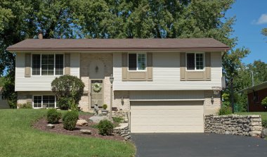 Tan, Alt Garaj ile Split-level House