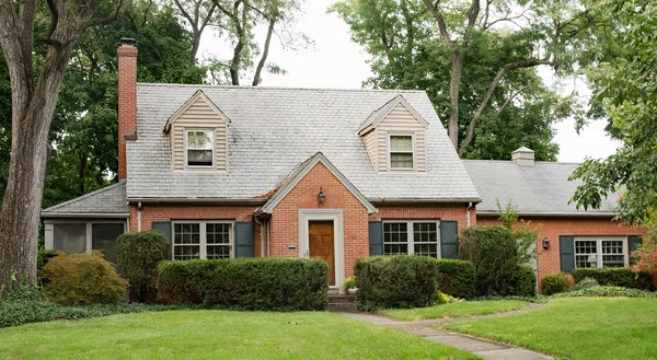 Cape Cod-huis met grijze accenten — Stockfoto