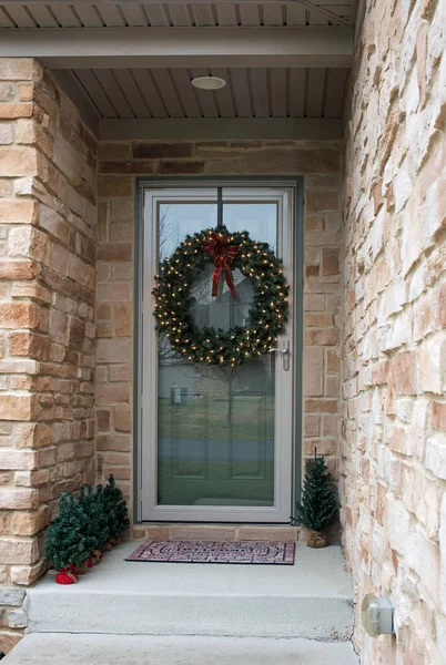 クリスマスの装飾と外観の入り口 — ストック写真