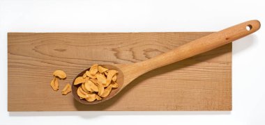 Tahta kaşıkta kurutulmuş sarımsak.