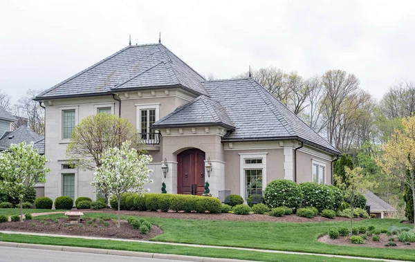 Beautiful Home Springtime Overcast Day — Stock Photo, Image