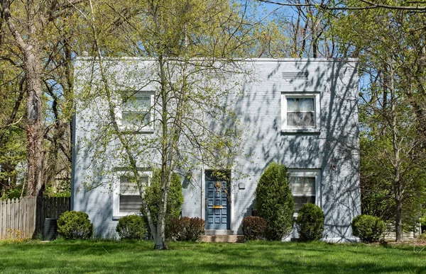 Quadratisches Blockhaus Blauen Farben Umgeben Von Bäumen — Stockfoto