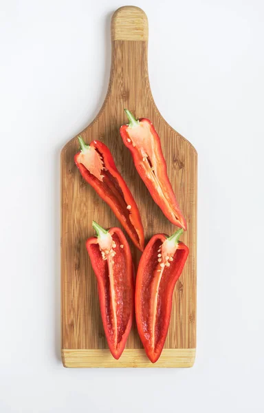 木製カッティングボード上の赤唐辛子を分割 — ストック写真