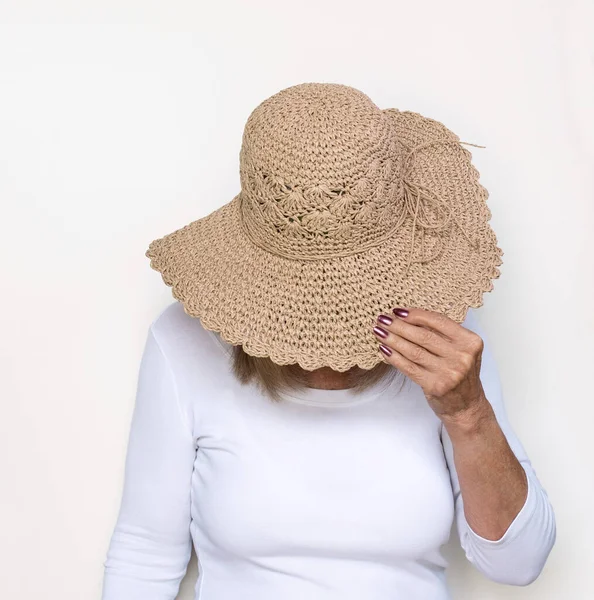 Mulher Com Cabeça Para Baixo Segurando Tan Chapéu Palha — Fotografia de Stock