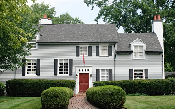 Casa moderna con puerta roja — Foto de Stock