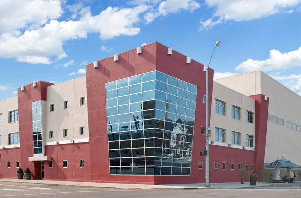 Edificio con finestre angolari — Foto Stock