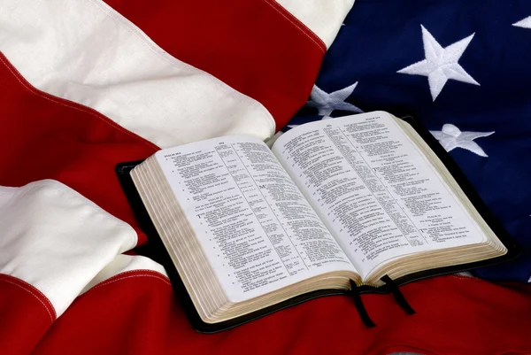 Öppna Bibeln på amerikanska flaggan — Stockfoto