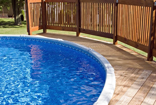 Deck da piscina e corrimão — Fotografia de Stock