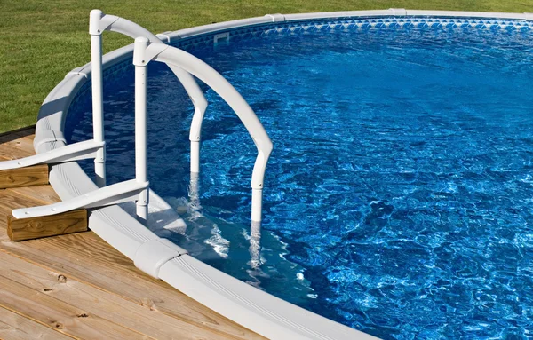 Piscina y escalera por encima del suelo — Foto de Stock