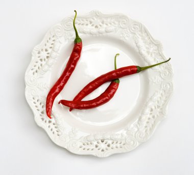 Kırmızı biber beyaz plaka üzerinde