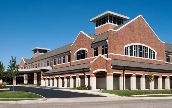 Hoek hoek van rode bakstenen gebouw — Stockfoto