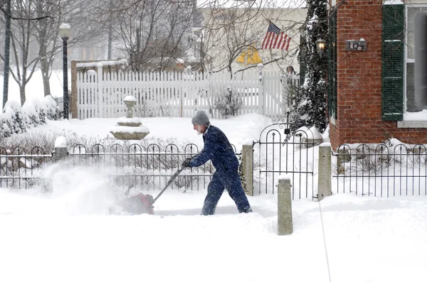 Człowiek z dmuchawa do śniegu — Zdjęcie stockowe