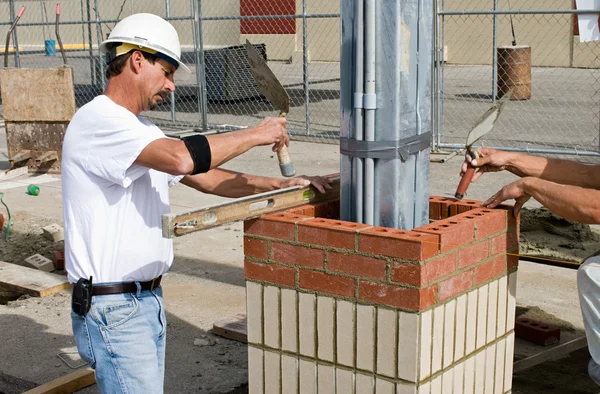 Bricklayers Leveling Bricks — Stock Photo, Image