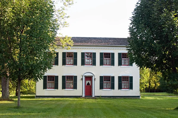 Land huis van de stijl van de federale — Stockfoto