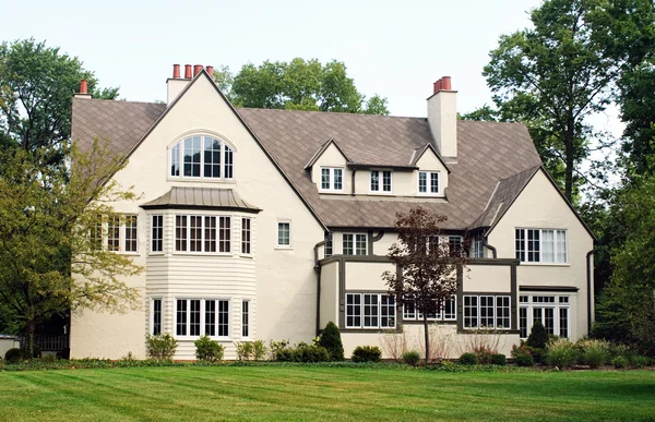 Casa con muchas ventanas — Foto de Stock