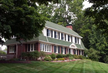 Tepe üzerinde büyük ev