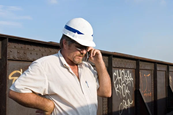 Ingeniero ferroviario en el teléfono — Foto de Stock