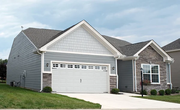 Condo with Two-car Garage — Stock Photo, Image