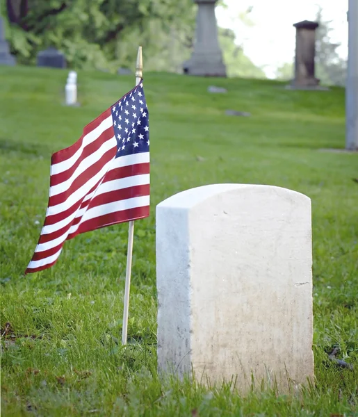 Soldier's Tombstone met Amerikaanse vlag — Stockfoto