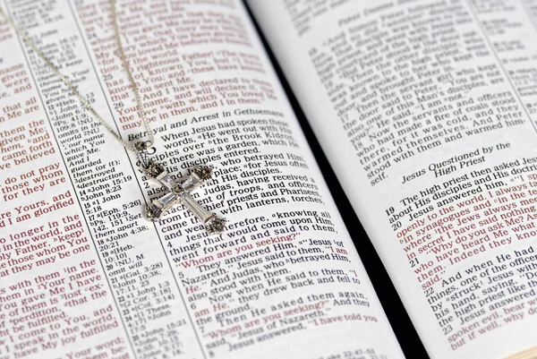 Cruz de Cristal en la página de la Biblia — Foto de Stock