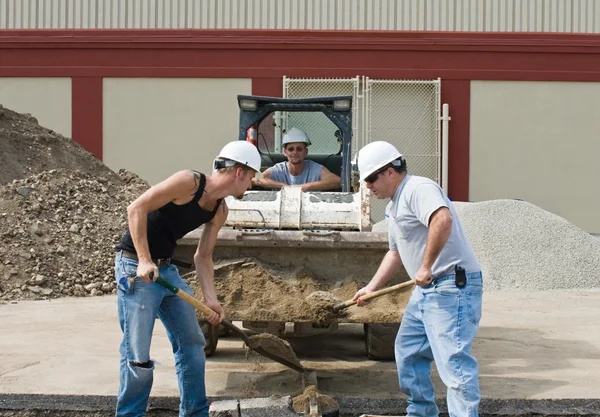 Sand schaufeln — Stockfoto