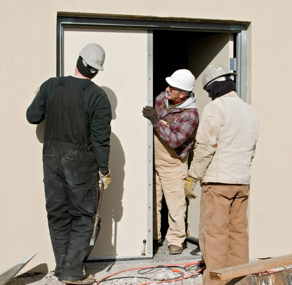 Operai porta di fissaggio — Foto Stock