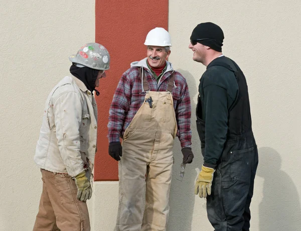 İşçiler birlikte gülüyor — Stok fotoğraf