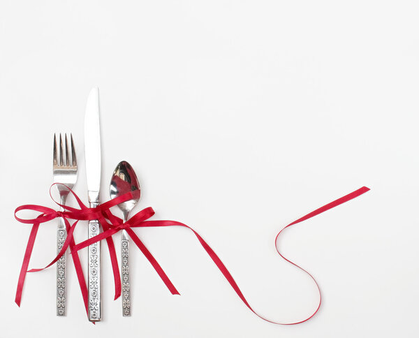 Праздничная посуда с красными лентами
