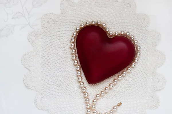 Odstíny bílé s červeným srdcem — Stock fotografie