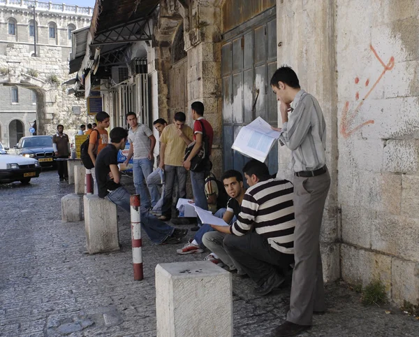 Estudiantes árabes estudian para exámenes — Foto de Stock