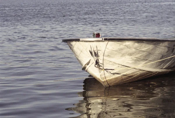 Retro łódź idealna odbicie — Zdjęcie stockowe