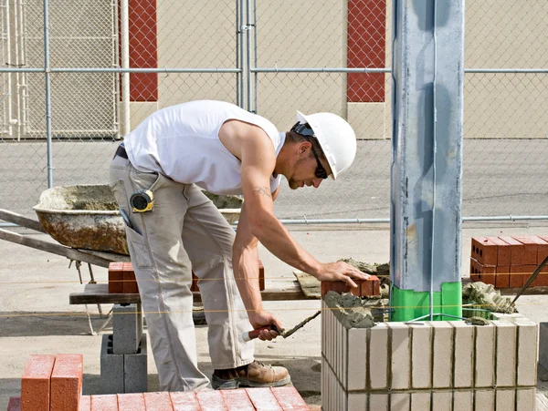 Bricklayer Laying Bricks — Stock Photo, Image