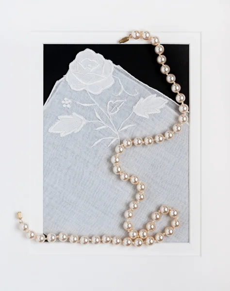 花和珍珠的静物 — 图库照片