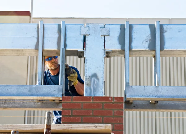 Lavoratore perforazione metallo — Foto Stock