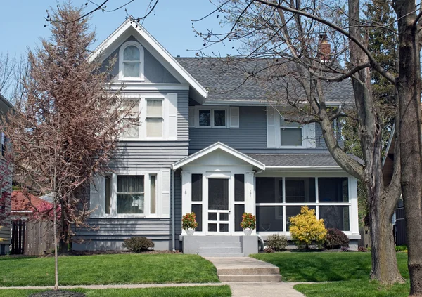 Gri ahşap Siding ile ev