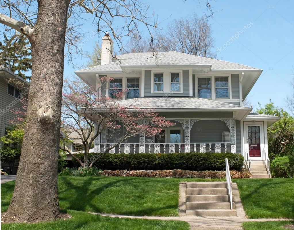 Casa con porche adornado — Foto editorial de stock © Lawcain #68266989