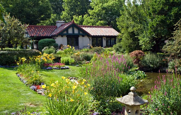 Коттедж с садами — стоковое фото