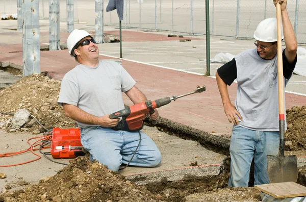 Werknemers in de bouw lachen — Stockfoto