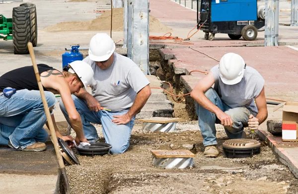 Elektriker installieren Beleuchtung — Stockfoto