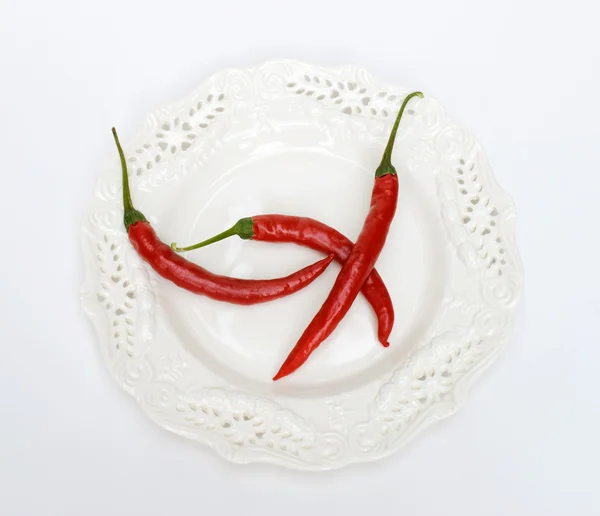 Piring dengan Red Chili Peppers — Stok Foto