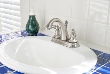 Güneşli banyo lavabo