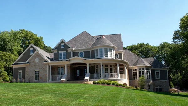 Luxury Multi-level Home — Stock Photo, Image