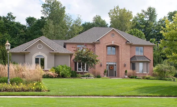 Red Brick & Tan Stucco Home — Stock Photo, Image