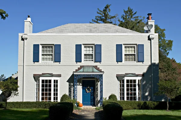 Szary dom z niebieskimi akcentami — Zdjęcie stockowe