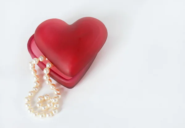 Contenedor de corazón rojo con perlas — Foto de Stock