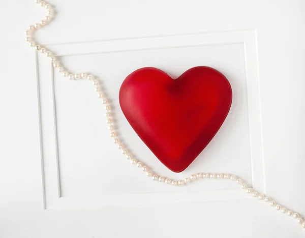Dizi inci ile kırmızı kalp — Stok fotoğraf