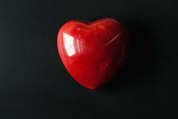 검정에 빨간 대리석 심장 — 스톡 사진