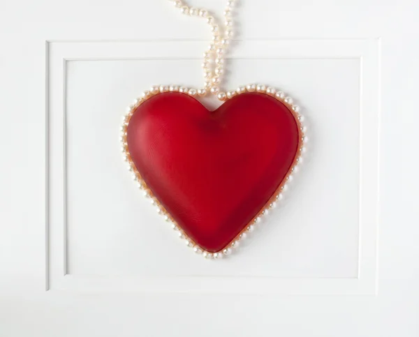 Corazón rojo enmarcado con perlas — Foto de Stock