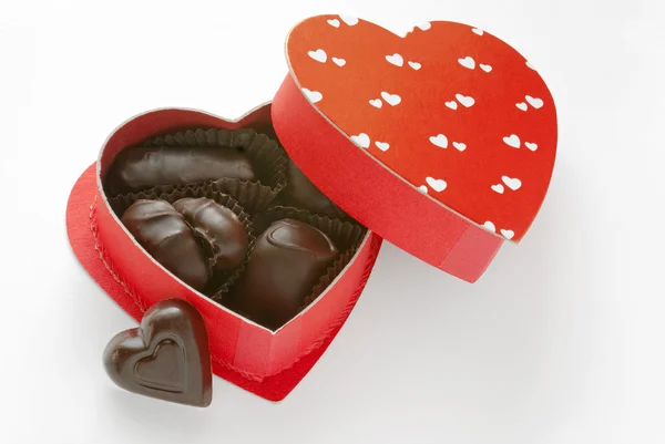 Cioccolatini fondenti nella scatola del cuore — Foto Stock